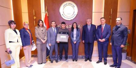 توزيع 50 "لاب توب ناطق" على الطلاب من ذوي الإعاقة البصرية بجامعة عين شمس