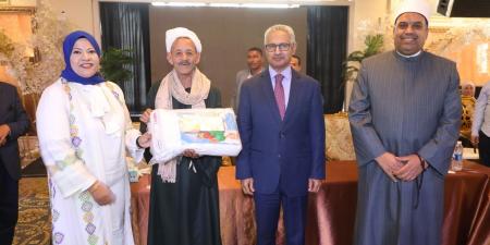 محافظ بني سويف يلتقي حجاج الجمعيات الأهلية قبل سفرهم للأراضي المقدسة.. ويؤكد: الدولة حريصة على توفير كل سبل الراحة لضيوف الرحمن