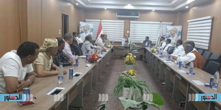 رئيس مدينة سيوة يناقش مع شيوخ القبائل تطوير الخدمات وتقنين الفنادق والكامبات
