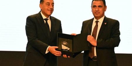 «مدبولي» يكرم رئيس جامعة ساكسوني مصر تقديرًا لنجاحها في ربط الطلاب بسوق العمل