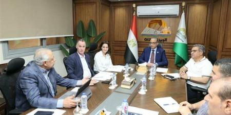 محافظ الجيزة يناقش أعمال التطوير بمحور الفريق كمال عامر لتعظيم الاستفادة من المشروع