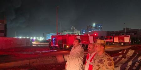 السيطرة على حريق مصنعي العاشر وإصابة 21 شخصًا
