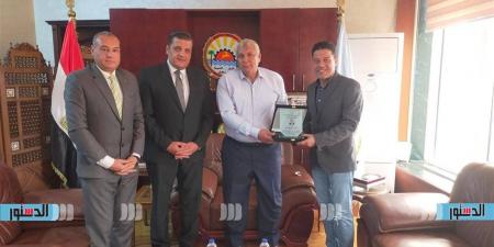 تقديرًا لجهوده ودعم خطط الوزارة.. الشباب والرياضة تكرم محافظ مطروح