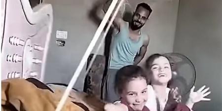 بأبسط الإمكانيات.. أب يحول السرير إلى ملاهي لإسعاد أطفاله (فيديو)