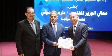 محافظ الشرقية يُكرم وكيل مدارس "القومية العربية " في احتفالية "تميز اليونسكو"