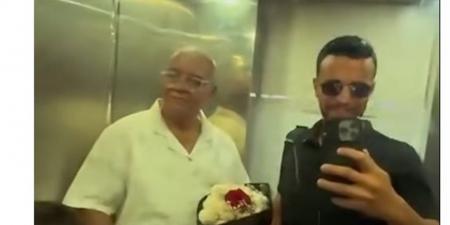 راح لزوجته يوم عيد ميلادها بورد.. حب فوق الـ 60 (فيديو)