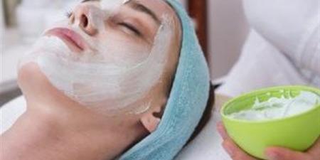 الحليب البودرة.. وصفات طبيعية لتفتيح الوجه بفعالية وأمان