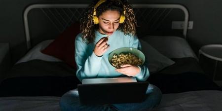 تناول الطعام ليلاً.. يبطئ الحرق ويزيد تراكم الدهون