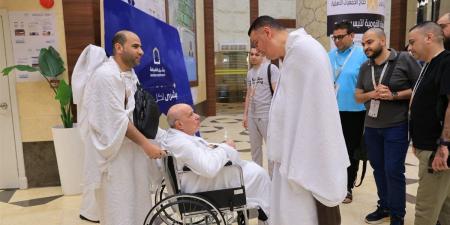 رئيس بعثة حج الجمعيات الأهلية يصل مكة المكرمة.. ويطمئن على توافر كافة الخدمات