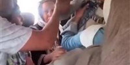 «رايحة بيها فين؟».. بكاء طفلة داخل ميكروباص يثير الذعر في الشرقية