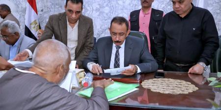 محافظ سوهاج يعقد اللقاء الجماهيري الأسبوعي لبحث مطالب المواطنين وحل مشكلاتهم