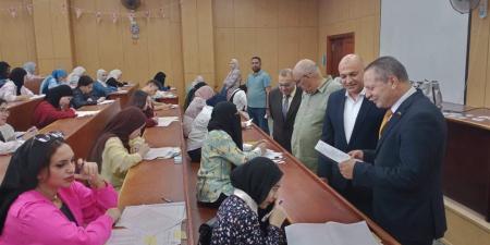 رئيس جامعة دمياط يؤكد أهمية توفير الأجواء الملائمة للطلاب داخل اللجان