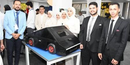 رئيس جامعة قناة السويس يتفقد مشروعات طلاب الكلية المصرية الصينية للتكنولوجيا التطبيقية