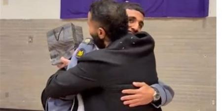 بهدية ثمينة.. أحمد سعد يفاجئ نجله في حفل تخرجه