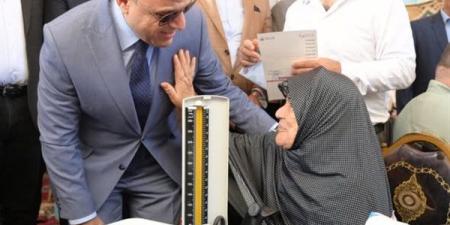 محافظ الغربية يتابع القافلة الطبية بقرية صفط تراب بالمحلة
