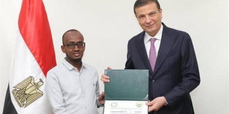 وزير الزراعة يُسلّم شهادات التخرج لـ 18 مبعوثا من 11 دولة إفريقية وآسيوية