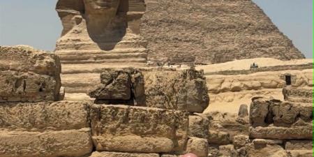 جيسون ستاثام وزوجته يخطف الأنظار من قلب الأهرامات.. صور