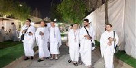 توافد ضيوف الرحمن إلى صعيد عرفات لأداء ركن الحج الأعظم