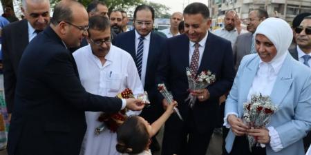 محافظ القليوبية يشارك المواطنين فرحتهم ويوزع الورود والهدايا على كورنيش النيل ببنها