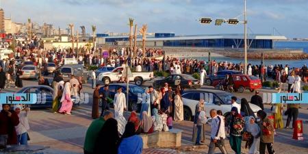 توافد الأهالي على كورنيش مرسى مطروح احتفالًا بعيد الأضحى