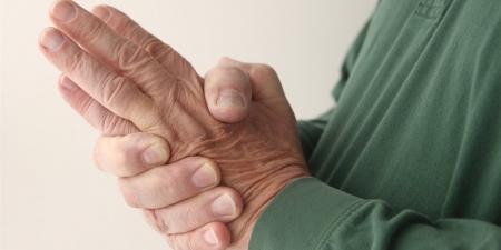 تنميل الأطراف.. متى يكون عرضًا عابرًا ومتى يكشف عن مشكلة في الأعصاب؟