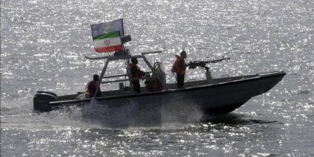 عاجل.. الحرس الثوري الإيراني يكشف عن زورق هجومي جديد مزود بصواريخ كروز بمدى 700 كيلومتر
