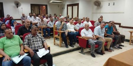 وكيل "تعليم بني سويف" يجتمع برؤساء لجان الإعدادية استعدادًا للامتحانات
