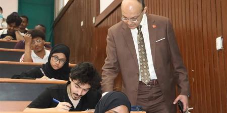 عميد "طب المنوفية" يتابع سير امتحان الترم الثاني لموديول CNS2 للفرقة الثانية