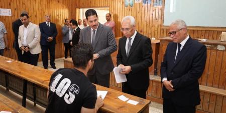 رئيس جامعة المنيا يتفقد أعمال الامتحانات بكلية الهندسة