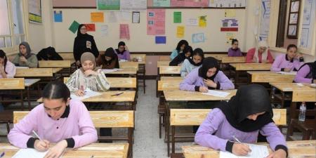 غرف العمليات تتابع لحظة بلحظة.. «المحمول» ممنوع داخل لجان الشهادة الإعدادية بالمحافظات
