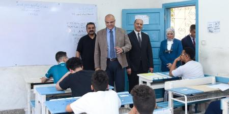محافظ الإسكندرية يتفقد لجان امتحانات الشهادة الإعدادية .. ويؤكد توفير بيئة آمنة ومنظمة للطلاب