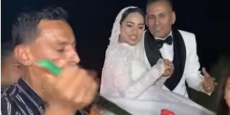 بياكلوا بطيخ بدل التورتة.. عريس وعروسة يتصدران الترند (فيديو)