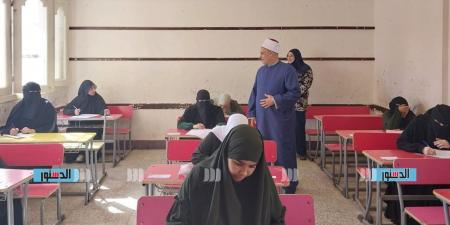 رئيس أزهر مطروح يتفقد امتحانات القسم الأدبي في القرآن والحديث