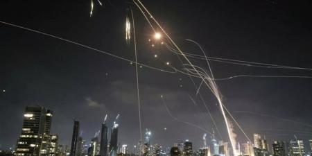 طهران تنفذ تهديدها.. لحظة انفجار صواريخ إيرانية في قلب تل أبيب