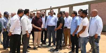 وفد "الإسكان" يتابع مشروعات مياه الشرب والصرف والكهرباء وخطط التوسع بمدينة العاشر