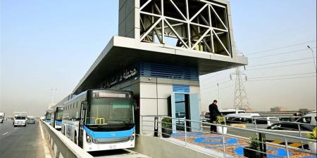 "النقل" توضح خطوات ركوب الأتوبيس الترددي BRT بمحطات القاهرة (فيديو)