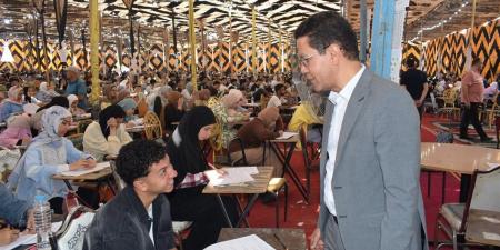 رئيس جامعة بنها يتابع امتحانات الترم الثاني بكلية التربية