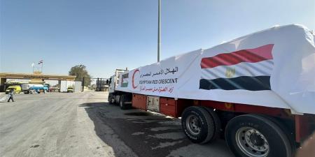 القاهرة الإخبارية: توقف عشرات الشاحنات المحملة بألاف الأطنان من المساعدات برفح