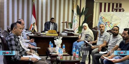 رئيس جهاز أسيوط الجديدة يناقش بعض الملفات مع سكان الحي الأول والثاني
