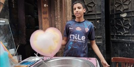 نفسي اطلع لاعب كورة.. محمد يبيع الحلوى للإنفاق على أسرته (فيديو)