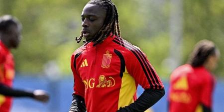 منافس مصر.. الآلام تجبر جيريمي دوكو على مغادرة تدريبات منتخب بلجيكا