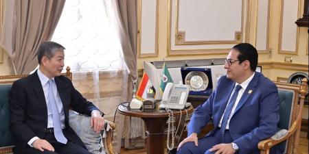 رئيس جامعة القاهرة يبحث مع السفير الصيني سبل تعزيز الشراكات الأكاديمية والبحثية