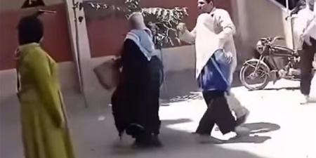 سحل مراقبة في مدرسة والسبب منع الغش (فيديو)