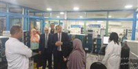 نائب وزير الصحة يتفقد معامل الصحة العامة ويهنئها باعتماد فحوص الأغذية والمياه