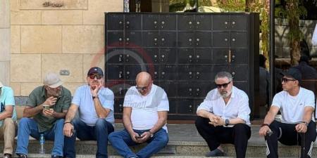 إسماعيل فرغلي الأبرز.. نجوم الفن في انتظار وصول جثمان محمد مرزبان بالأبيض