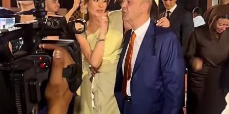 رقص ورومانسية.. عمرو أديب وزوجته دينا طلعت يخطفان الأنظار في أحد حفلات الزفاف