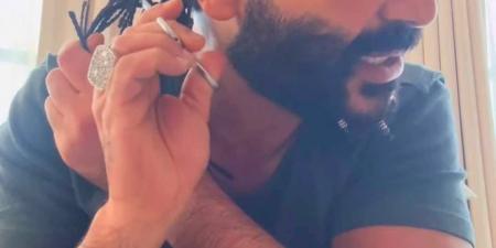 عايز أعيش في سلام.. أحمد سعد يزيل ضفائر شعره واكسسوارات ذقنه بعد الجدل