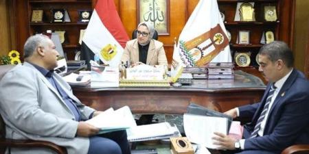 محافظ الوادي الجديد تبحث مع النواب سبل تيسير إجراءات تراخيص الحظائر