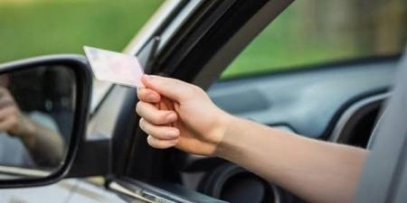 تجاوز السرعة المقررة.. العقوبة ومتى يتم سحب رخصة القيادة؟