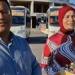 توزيع حلوى وشكولاته على الطلاب أثناء استقلالهم للأتوبيسات في المنيا الجديدة